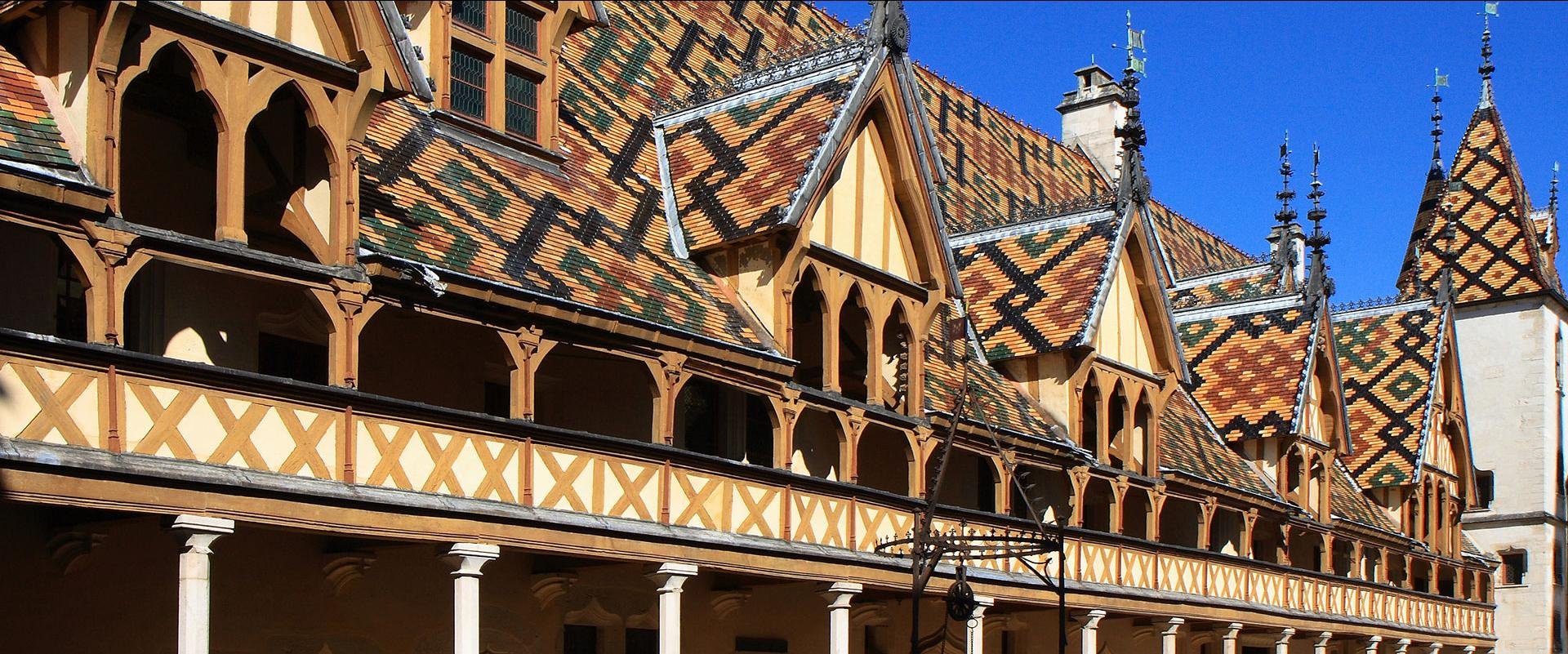 Beaune bourgogne city Hotel Dieu colorful roofs