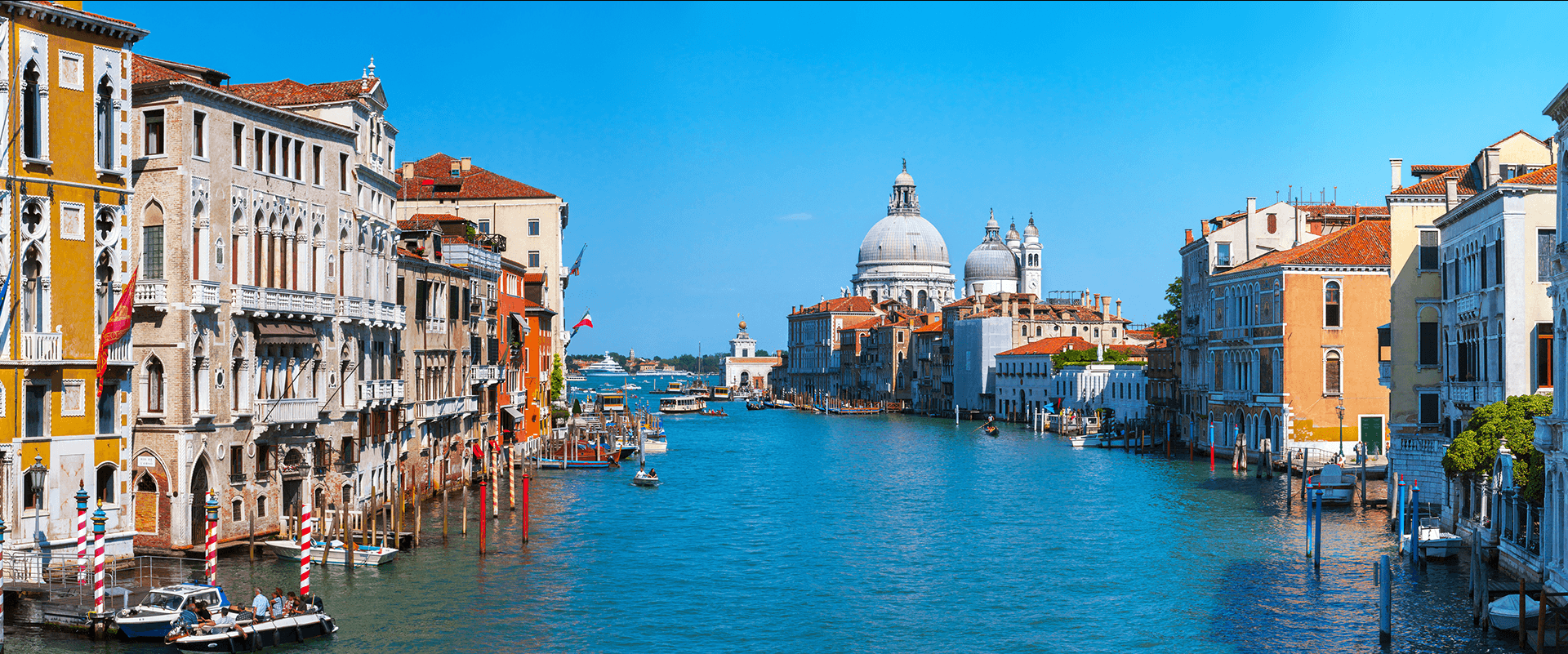 Bolzano Venetië Panoramic view of famous Canal Grande and Basilica di Santa Maria della Salute in Venice, Italy.